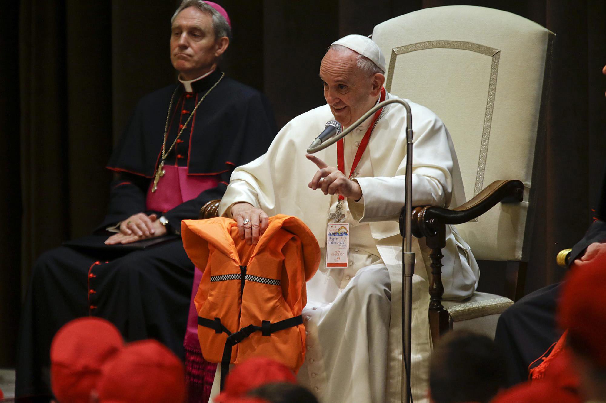 «Οι πρόσφυγες δεν είναι κίνδυνος, είναι σε κίνδυνο» λέει ο Πάπας σε παιδιά