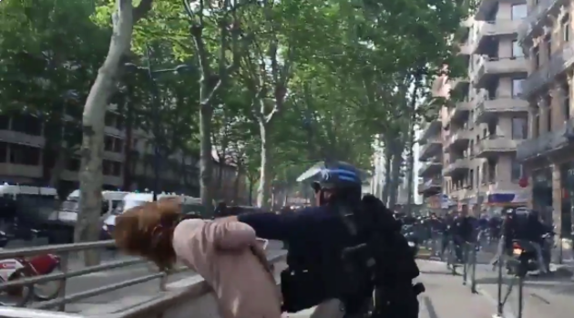 Τουλούζη: Σάλος με βίντεο που δείχνει αστυνομικό να χτυπά ειρηνική διαδηλώτρια