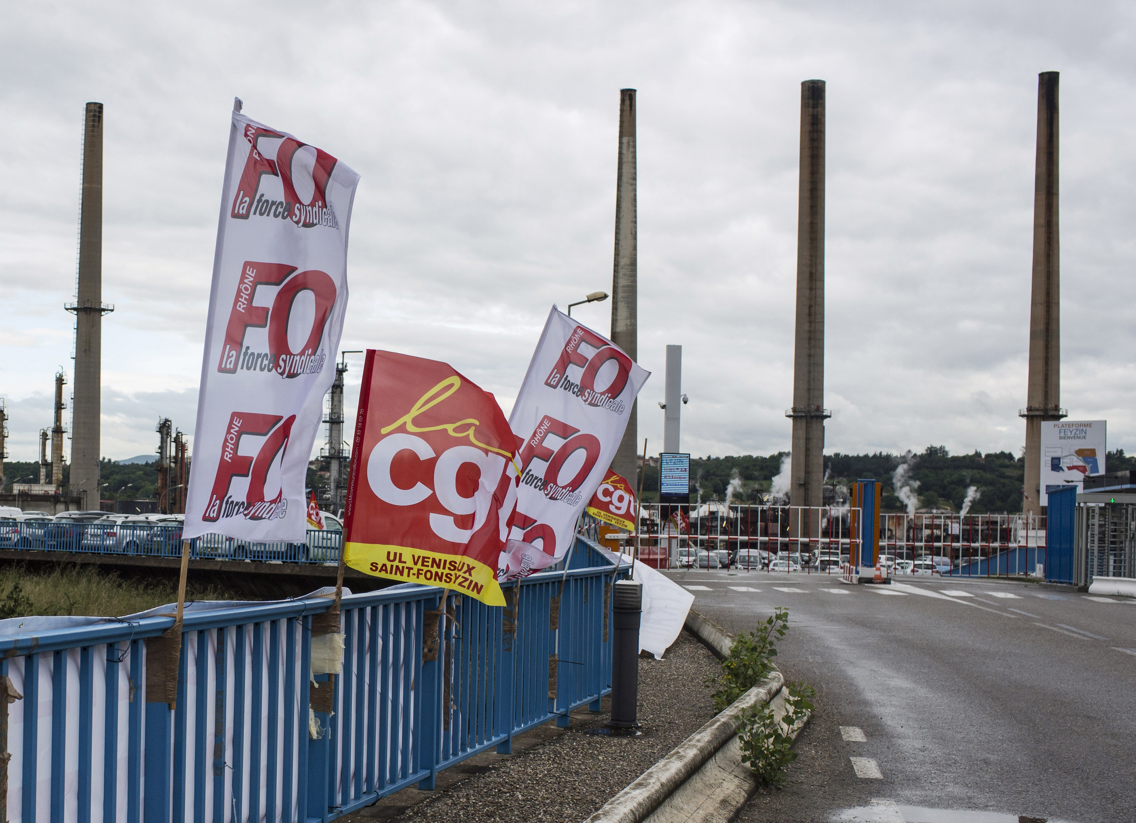 Γαλλία: Στα τρένα η σκυτάλη των κινητοποιήσεων, άτεγκτος ο Ολάντ