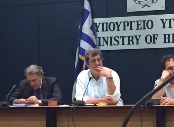 O Παύλος Πολάκης καπνίζει μέσα στο υπουργείο Υγείας