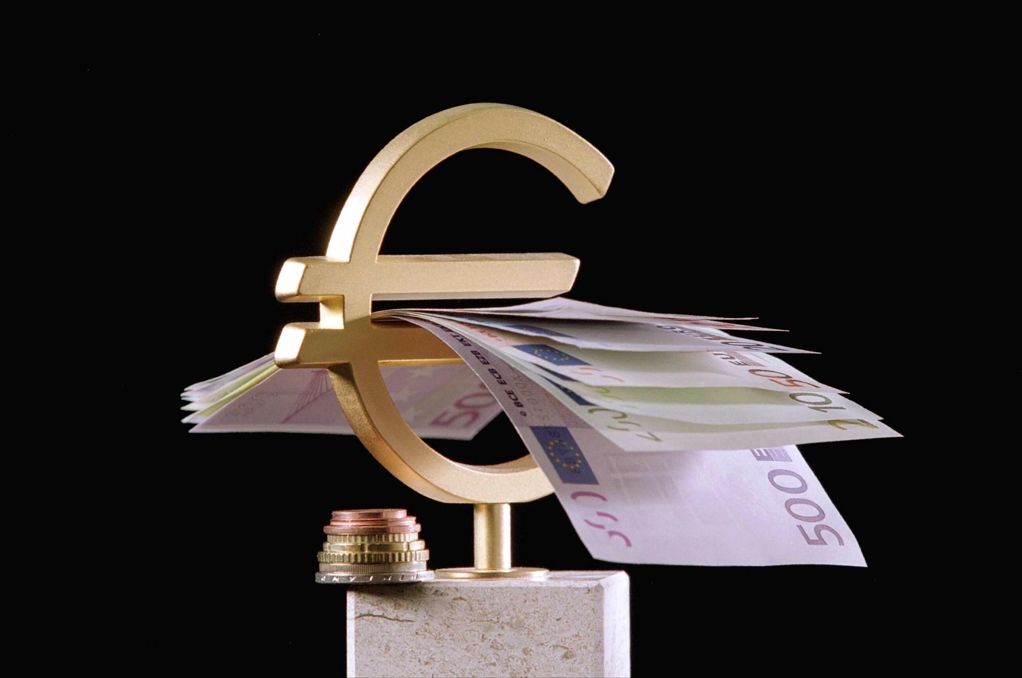 Bloomberg: Δόση 11 δισ. ευρώ και λύσεις για το χρέος ετοιμάζει το Eurogroup
