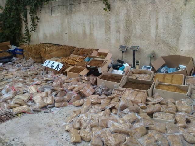 Διακινούσαν με ΚΤΕΛ και ταξί τόνους λαθραίου καπνού Αγρινίου στην αγορά