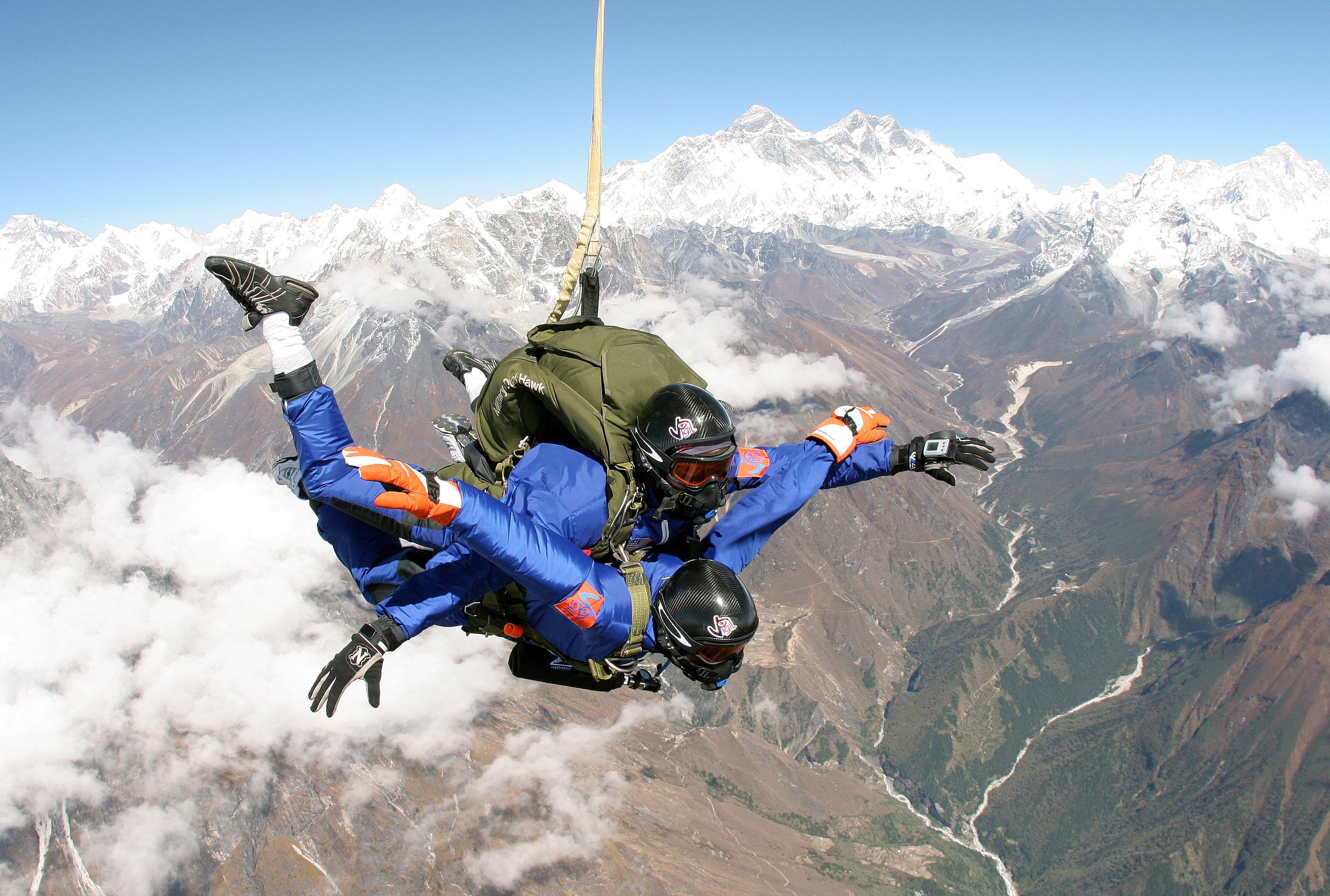 Γιόρτασε τα 87α γενέθλιά της κάνοντας ελεύθερη πτώση με αλεξίπτωτο