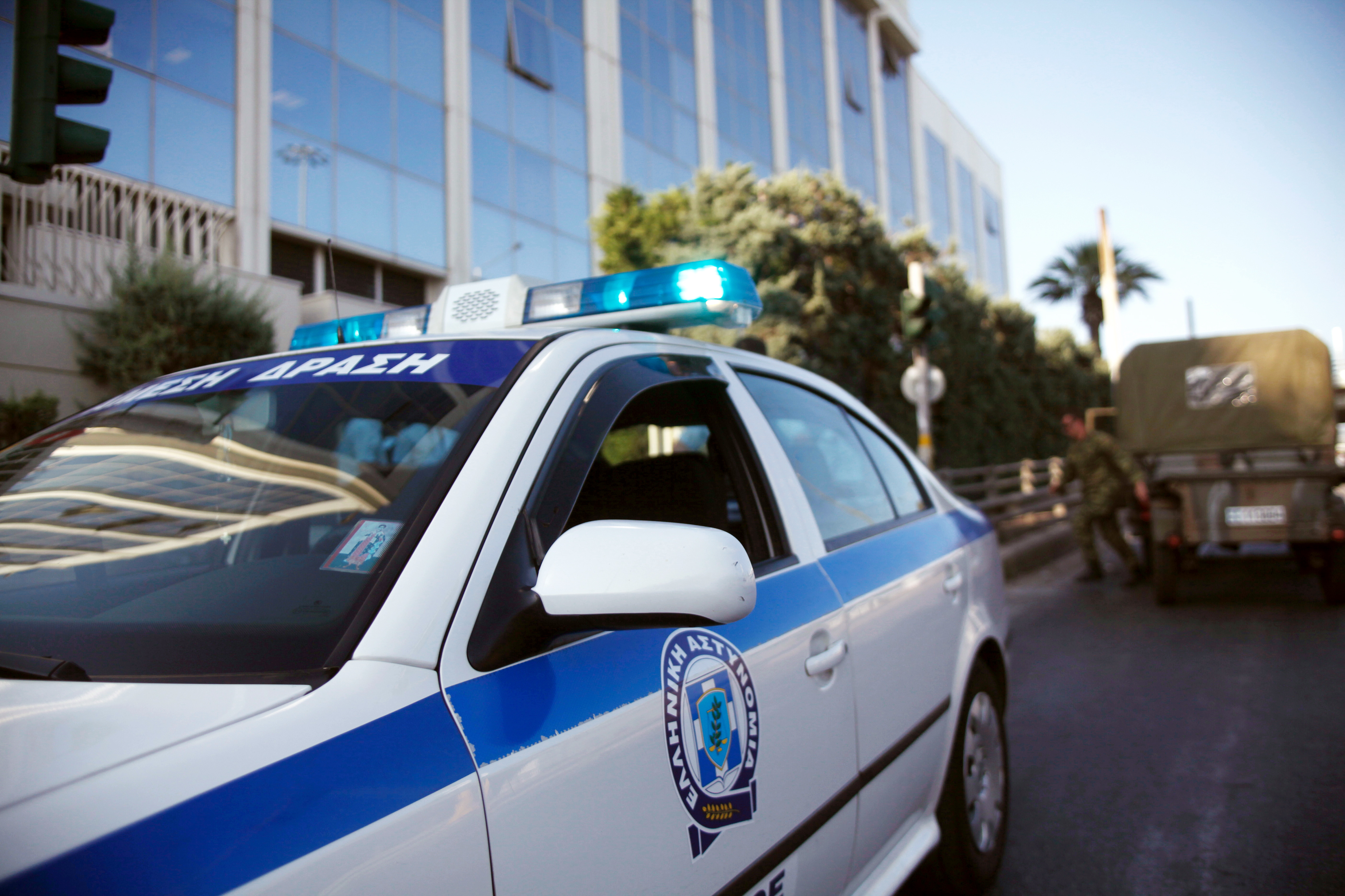 Σε διαθεσιμότητα ο αστυνομικός για την ενέδρα που στήθηκε σε κομμωτή