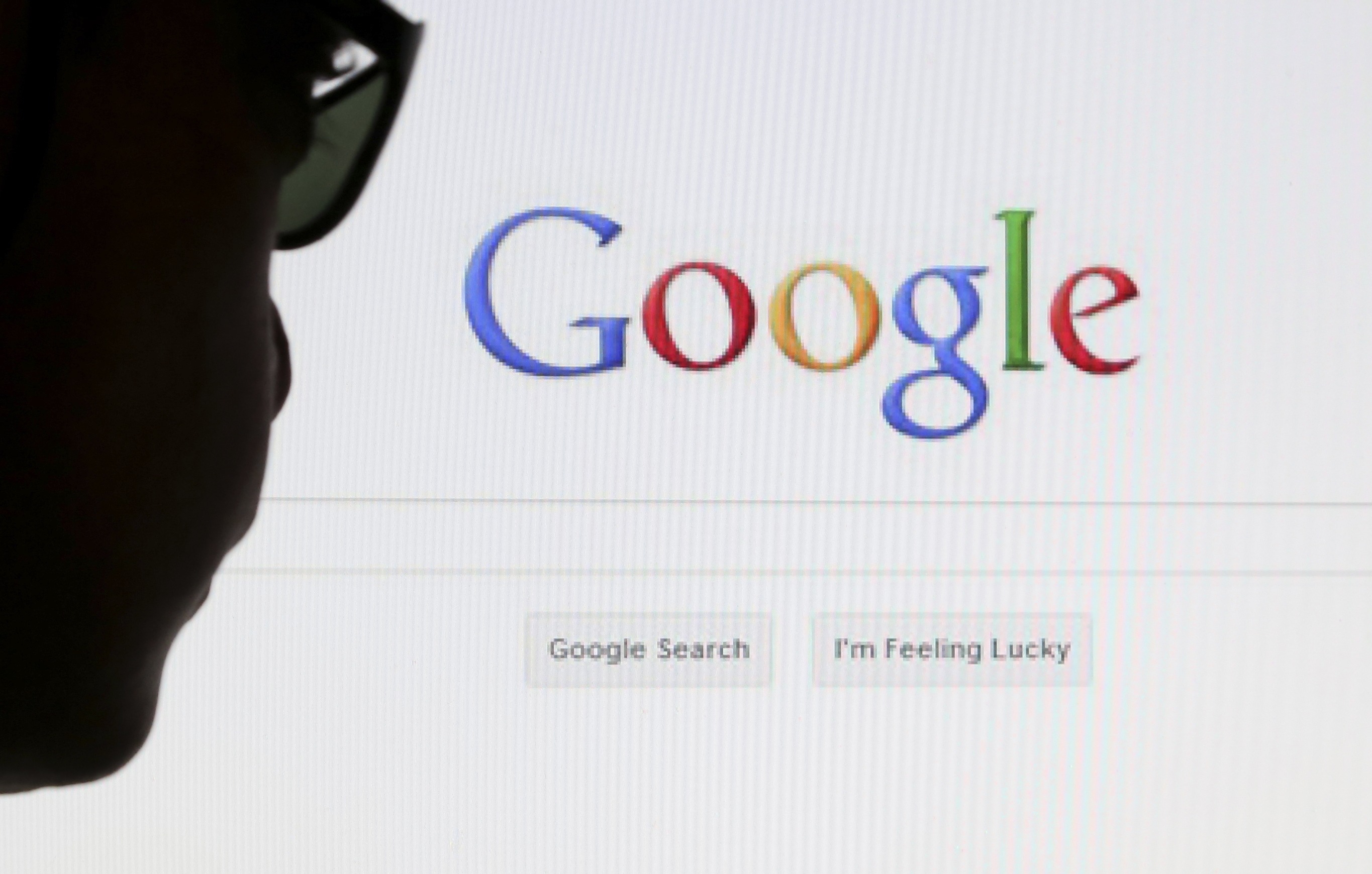 Η Google απαντά σε συνωμοσιολογία ότι ευνοεί τη Χίλαρι Κλίντον