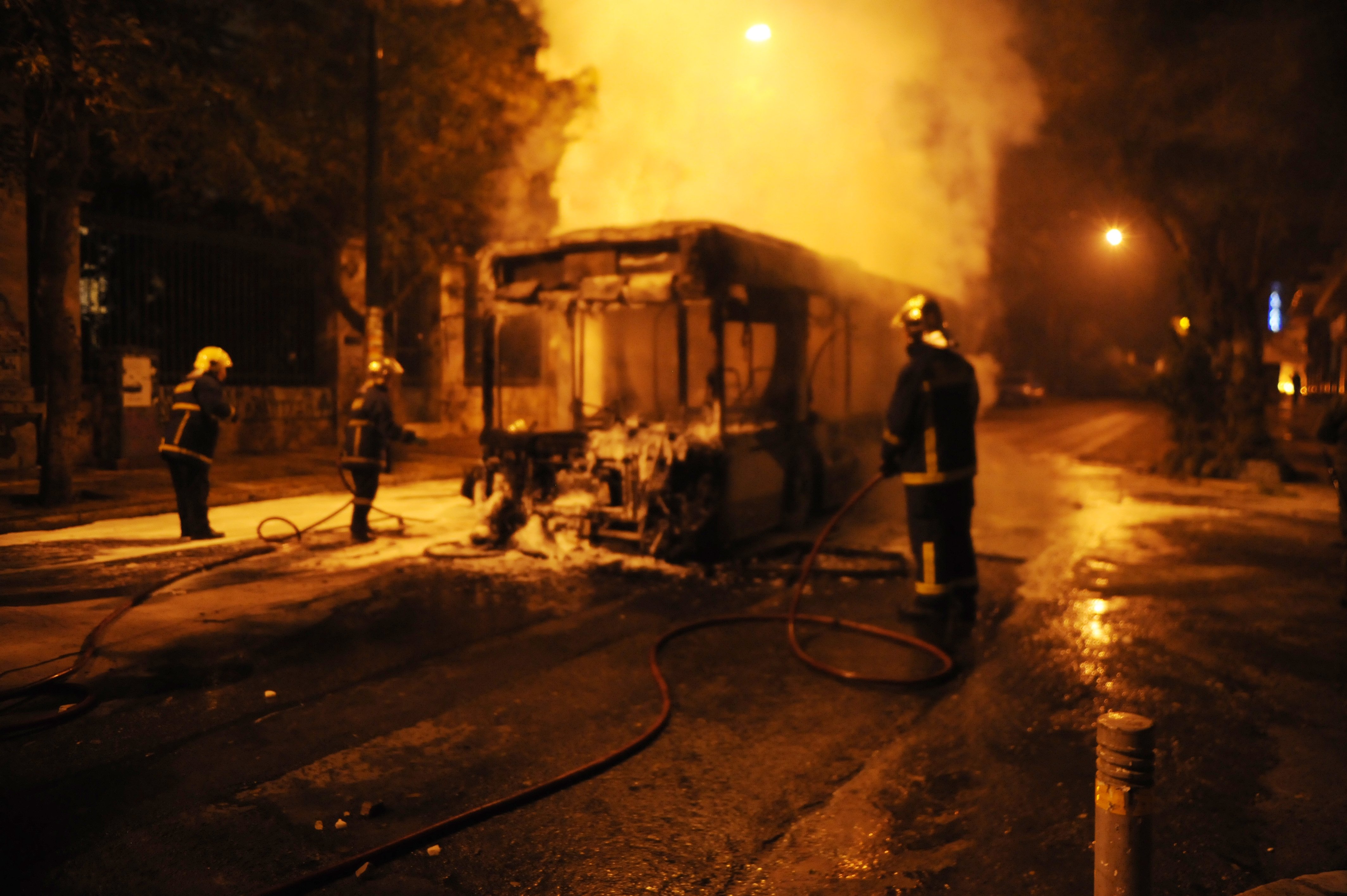 Ένταση τη νύχτα στην Πατησίων: Πυρπόλησαν λεωφορείο και τρόλεϊ