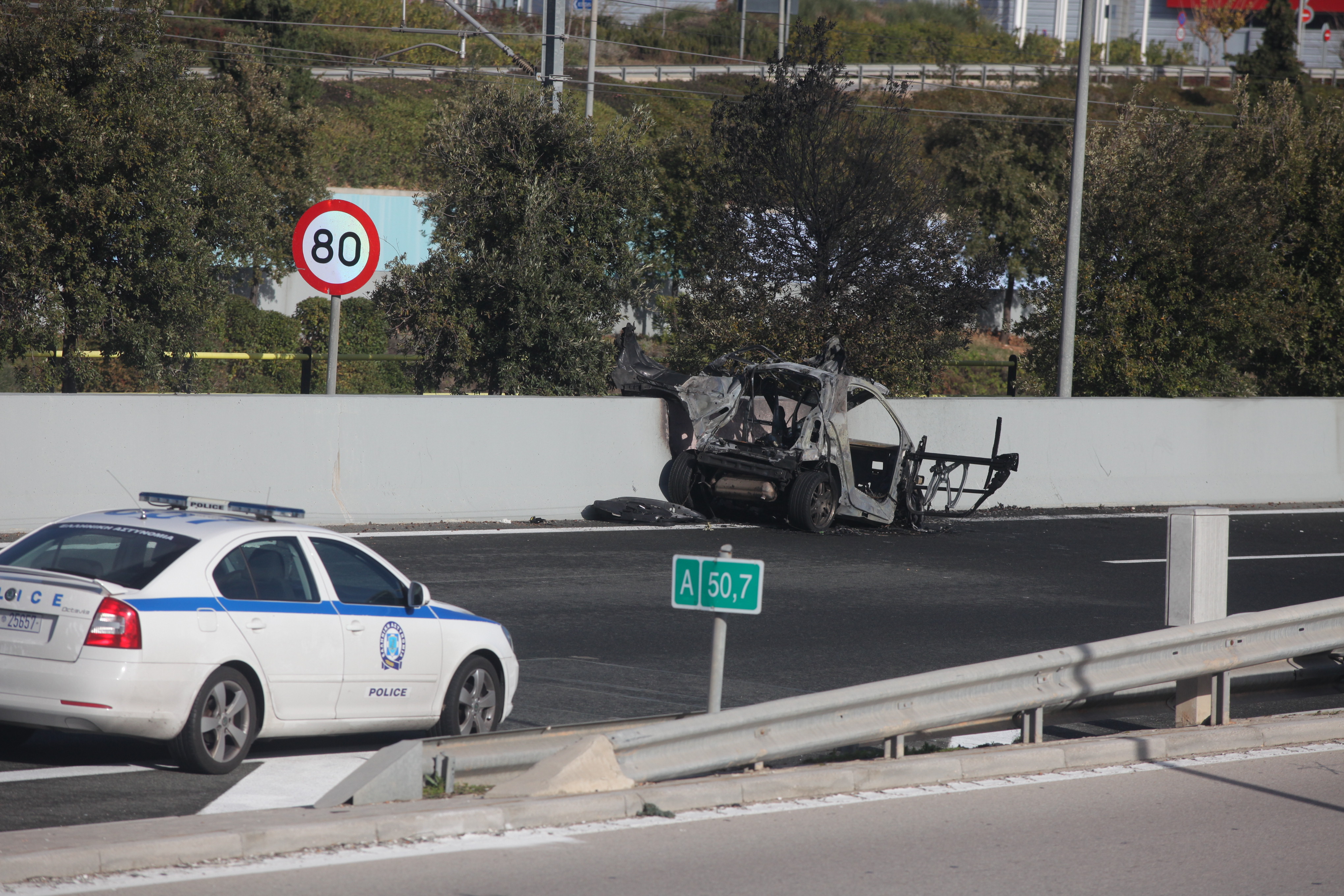 Πέταξαν φωτοβολίδα σε αυτοκίνητο που μετέφερε οπαδούς του Ολυμπιακού στην Αττική Οδό