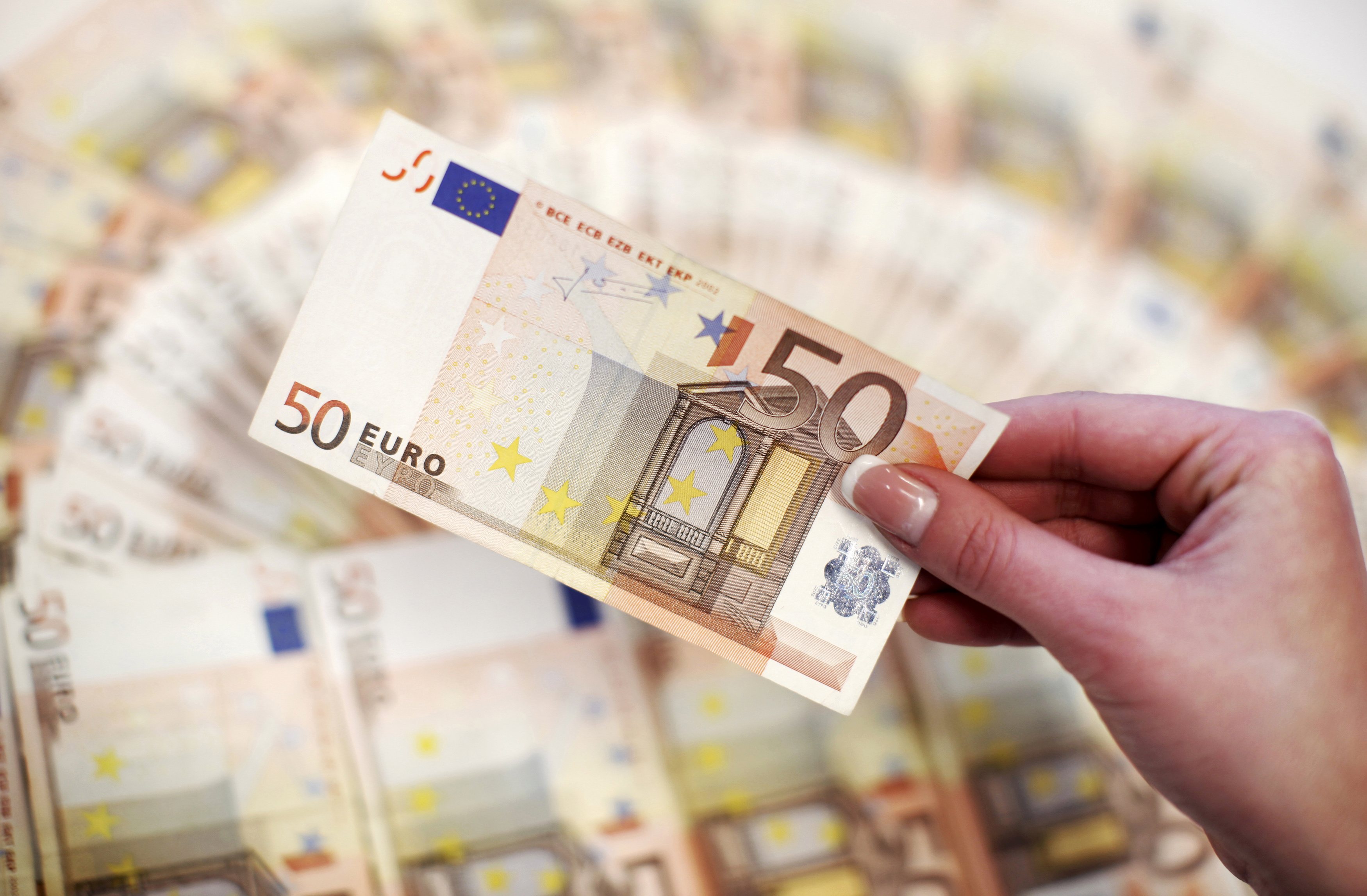 Μικρή μείωση των επιτοκίων τραπεζικών χορηγήσεων τον Απρίλιο στην ευρωζώνη