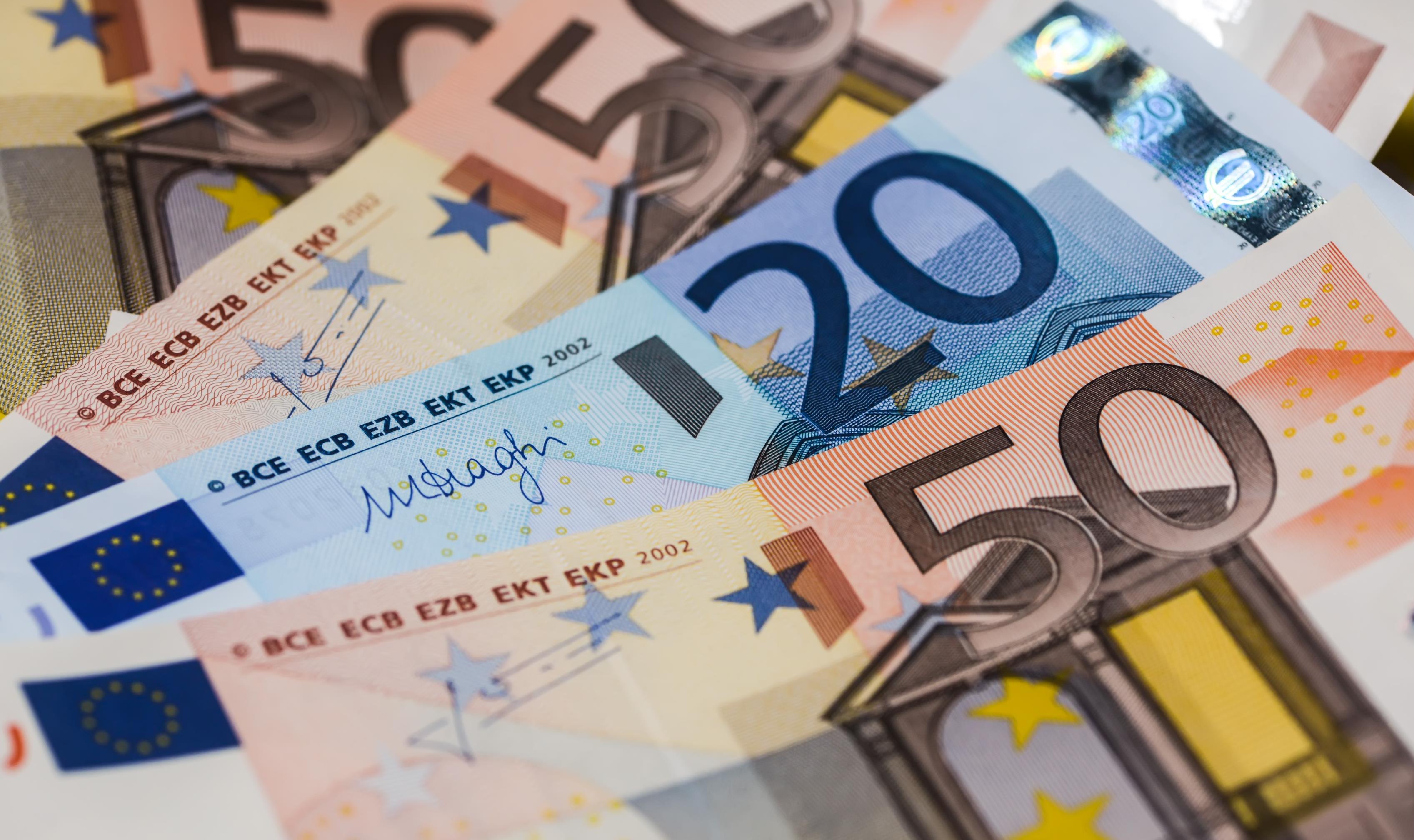 Υπέρβαση στόχων στα κρατικά έσοδα, «ψαλίδι» στις δαπάνες στο πεντάμηνο