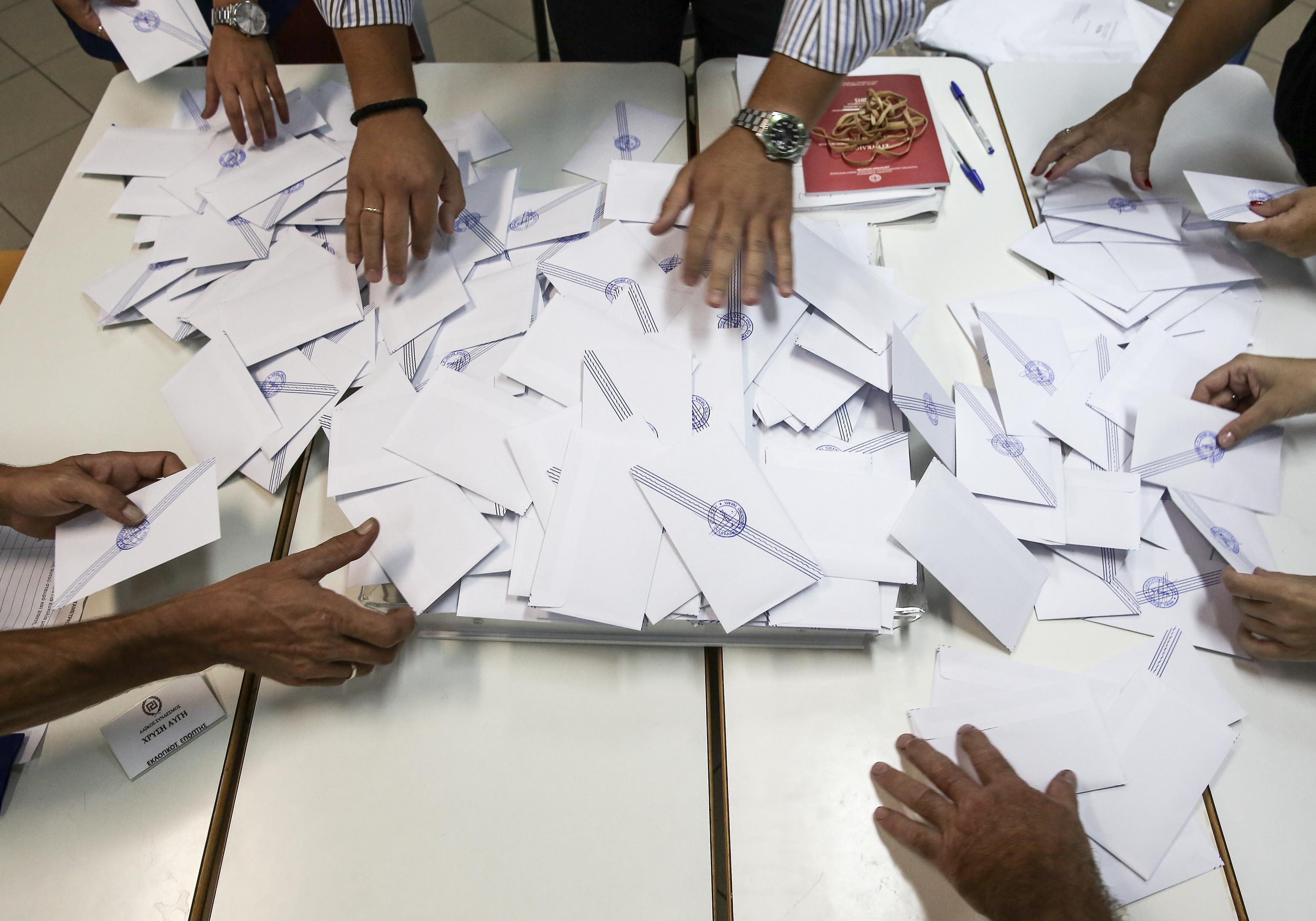 Στο τραπέζι και το δημοψήφισμα για εκλογικό νόμο και Σύνταγμα