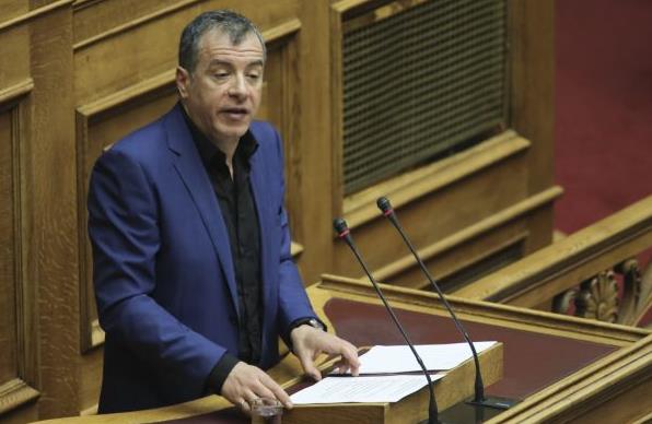 Θεοδωράκης: Εκβιάζονται μόνον όσοι έχουν σκελετούς στη ντουλάπα