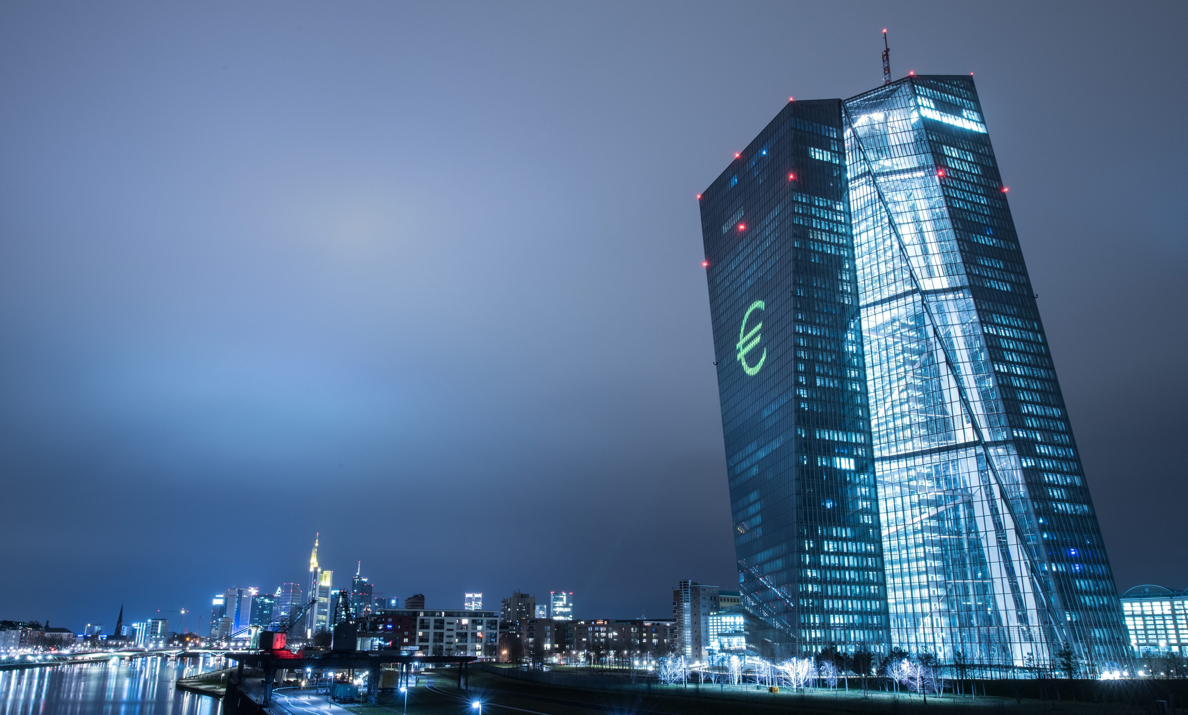 Αμετάβλητα διατήρησε η ΕΚΤ τα βασικά επιτόκια