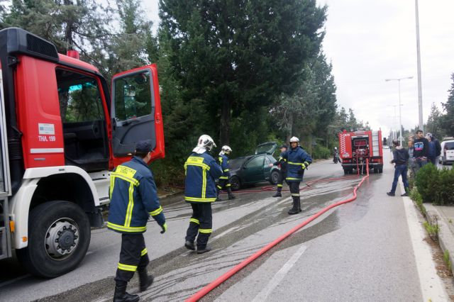 Σώθηκαν την τελευταία στιγμή όταν το ΙΧ τους πήρε φωτιά εν κινήσει