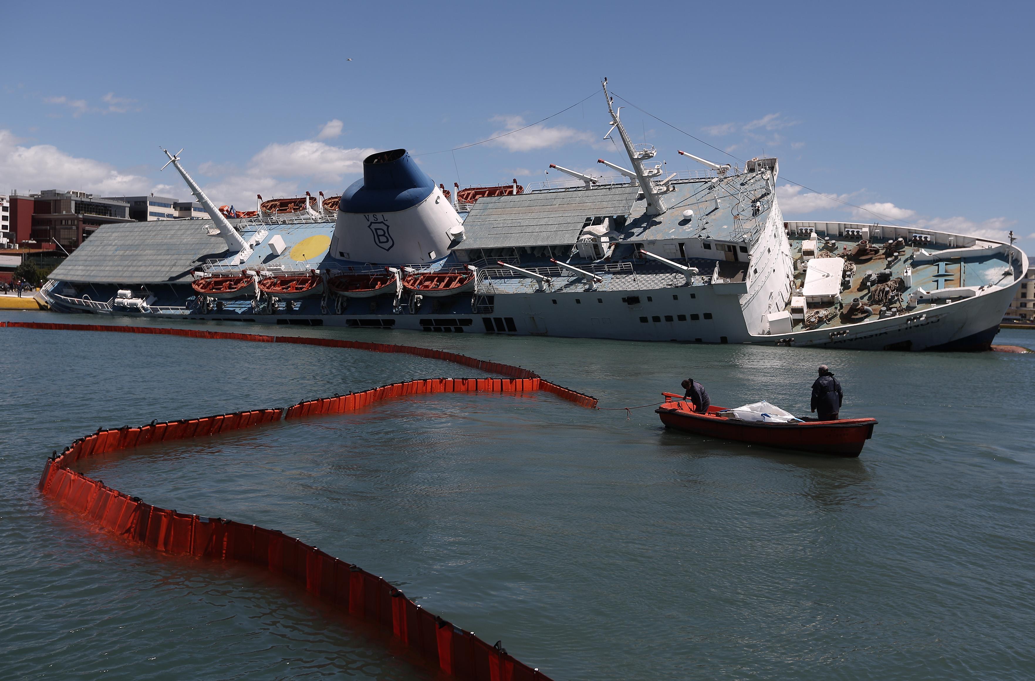 Άγονος ο διαγωνισμός για την απομάκρυνση του «Παναγία Τήνου» από τον Πειραιά