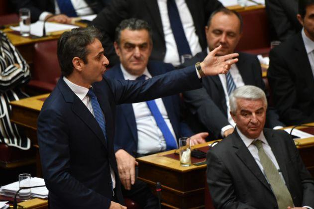 «Γαλάζιος» προβληματισμός για την αποχώρηση από τη Βουλή