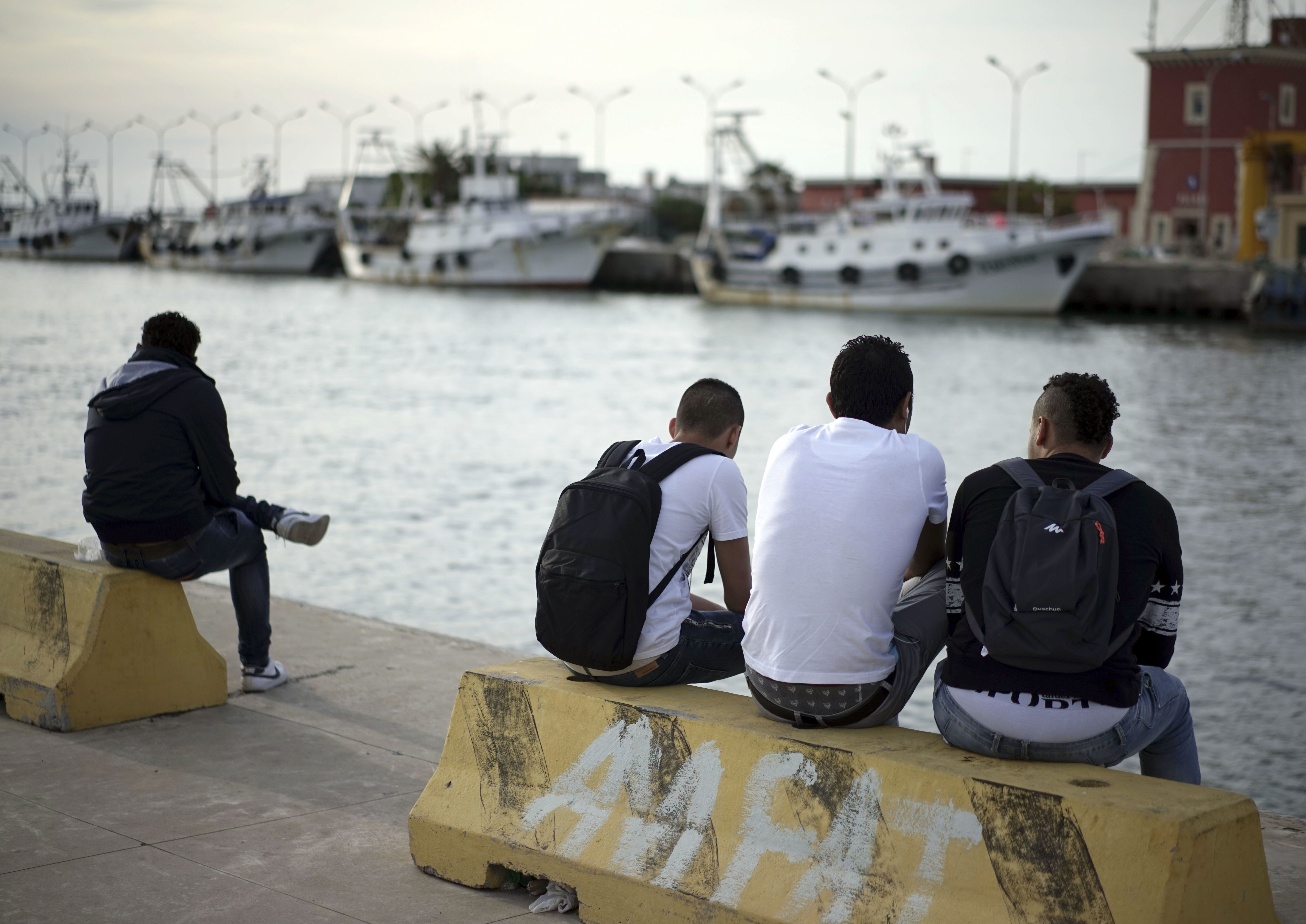 Από ξυλοδαρμούς μέχρι βιασμό: Τι υφίστανται οι ασυνόδευτοι ανήλικοι