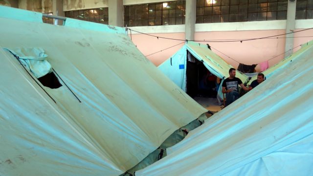 Λάρισα: Επεισόδια έξω από χώρο που θα φιλοξενήσει πρόσφυγες