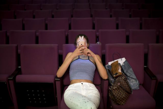 Ένας στους τρεις παρατάει φίλους για το smartphone, σχεδόν όλοι όμως δίνουν το PIN