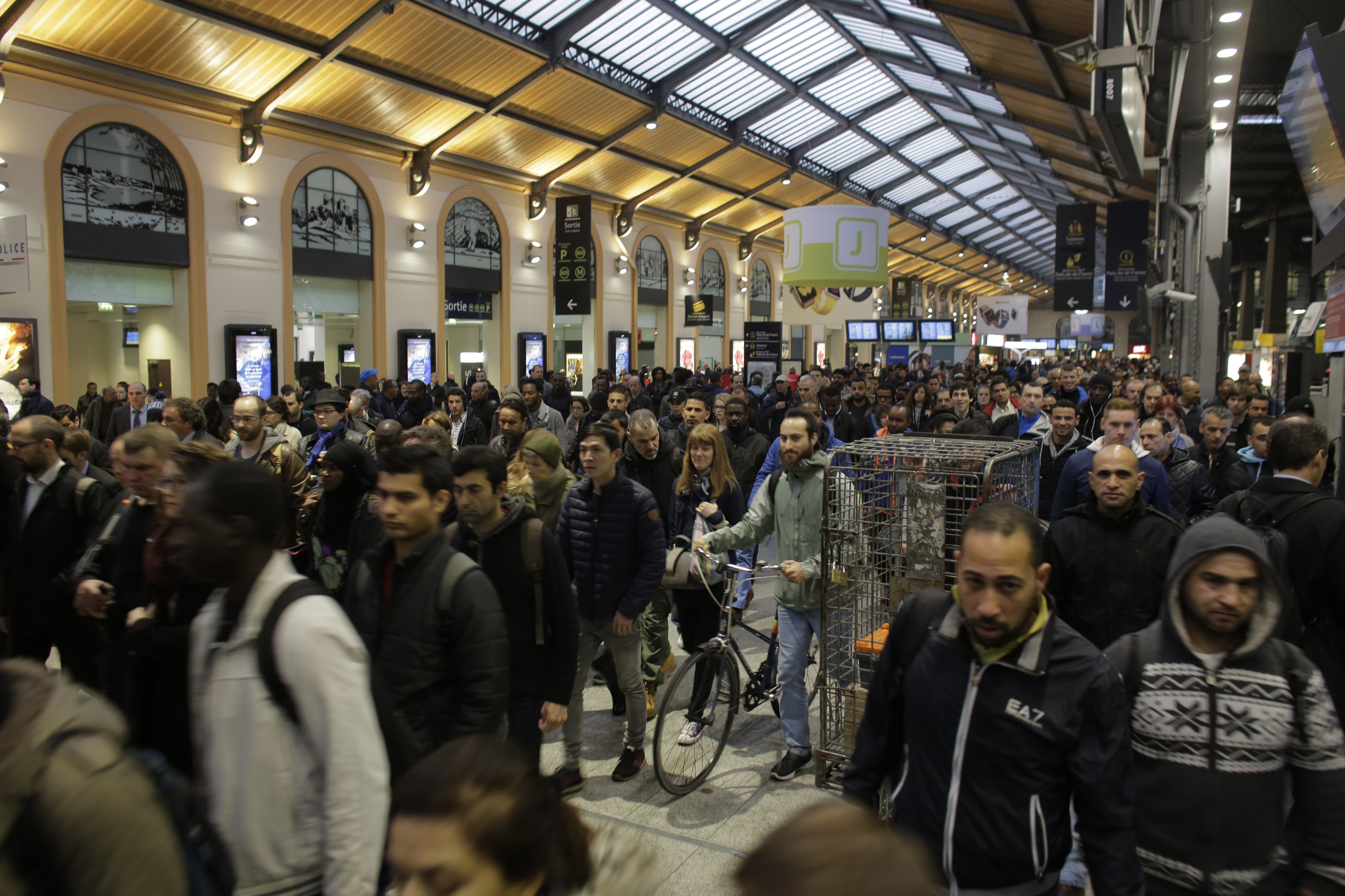 Γαλλία: Επ΄αόριστον απεργία στα τρένα, ετοιμάζονται και στην Air France