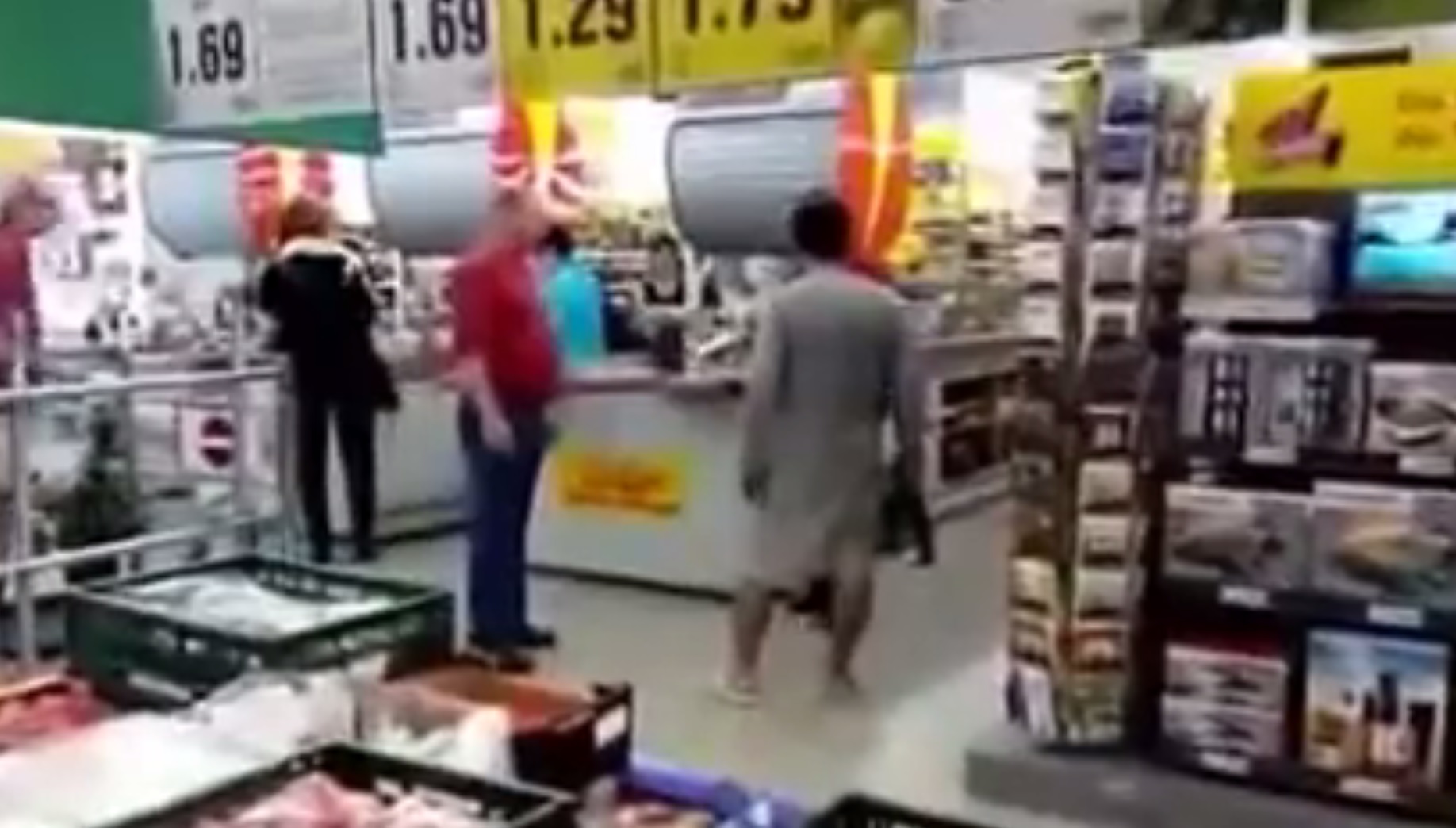 Σάλος στη Γερμανία για «πολιτοφυλακή» που έδεσε πρόσφυγα σε δέντρο