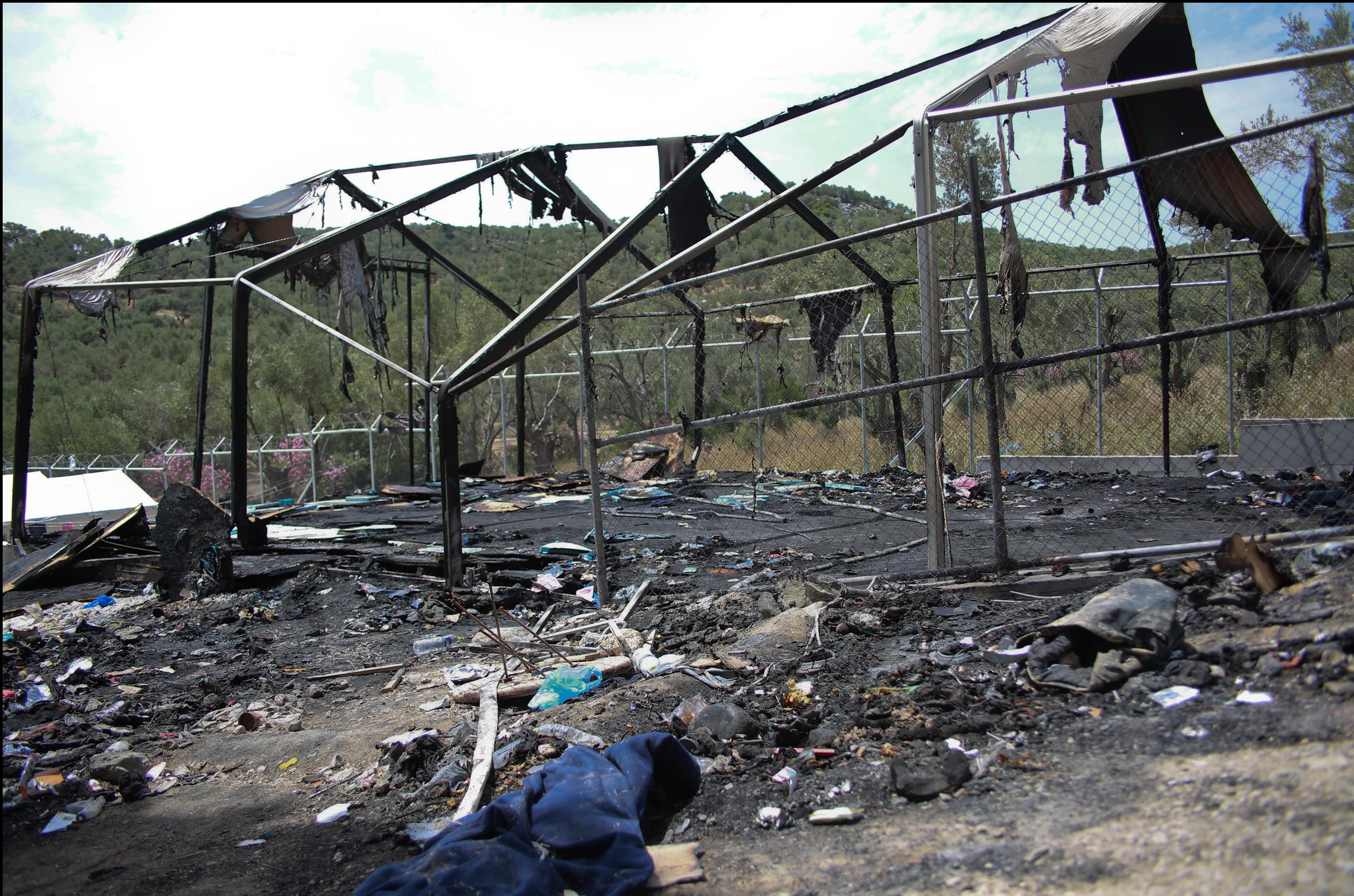Πρόσφυγες έβαλαν φωτιά σε κοντέινερ στη Μόρια
