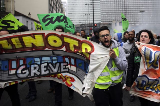 «Βουνό» τα σκουπίδια στους δρόμους τους Παρισιού, λίγο πριν το Euro