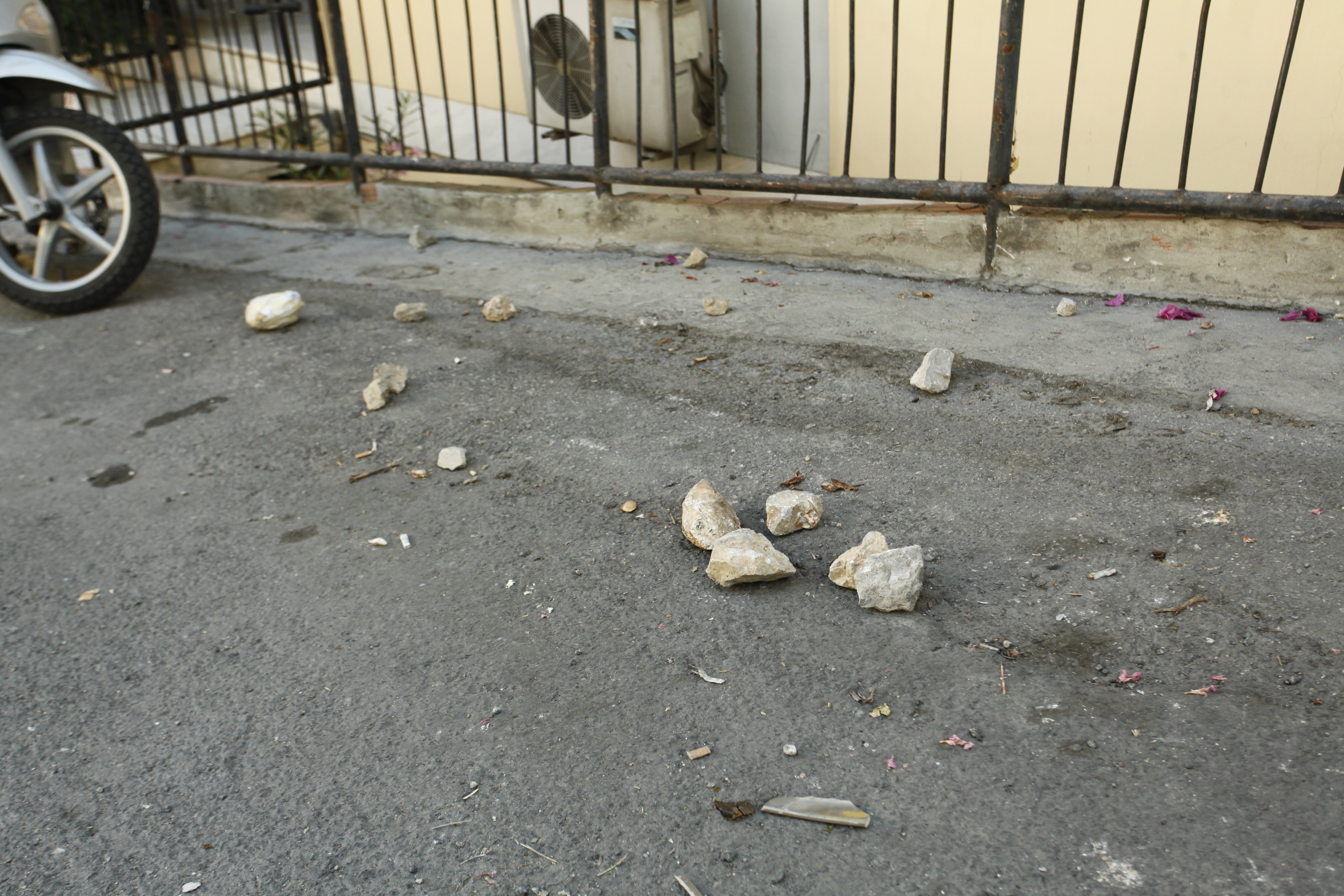 Πετροπόλεμος έξω από το σπίτι του Αλέκου Φλαμπουράρη