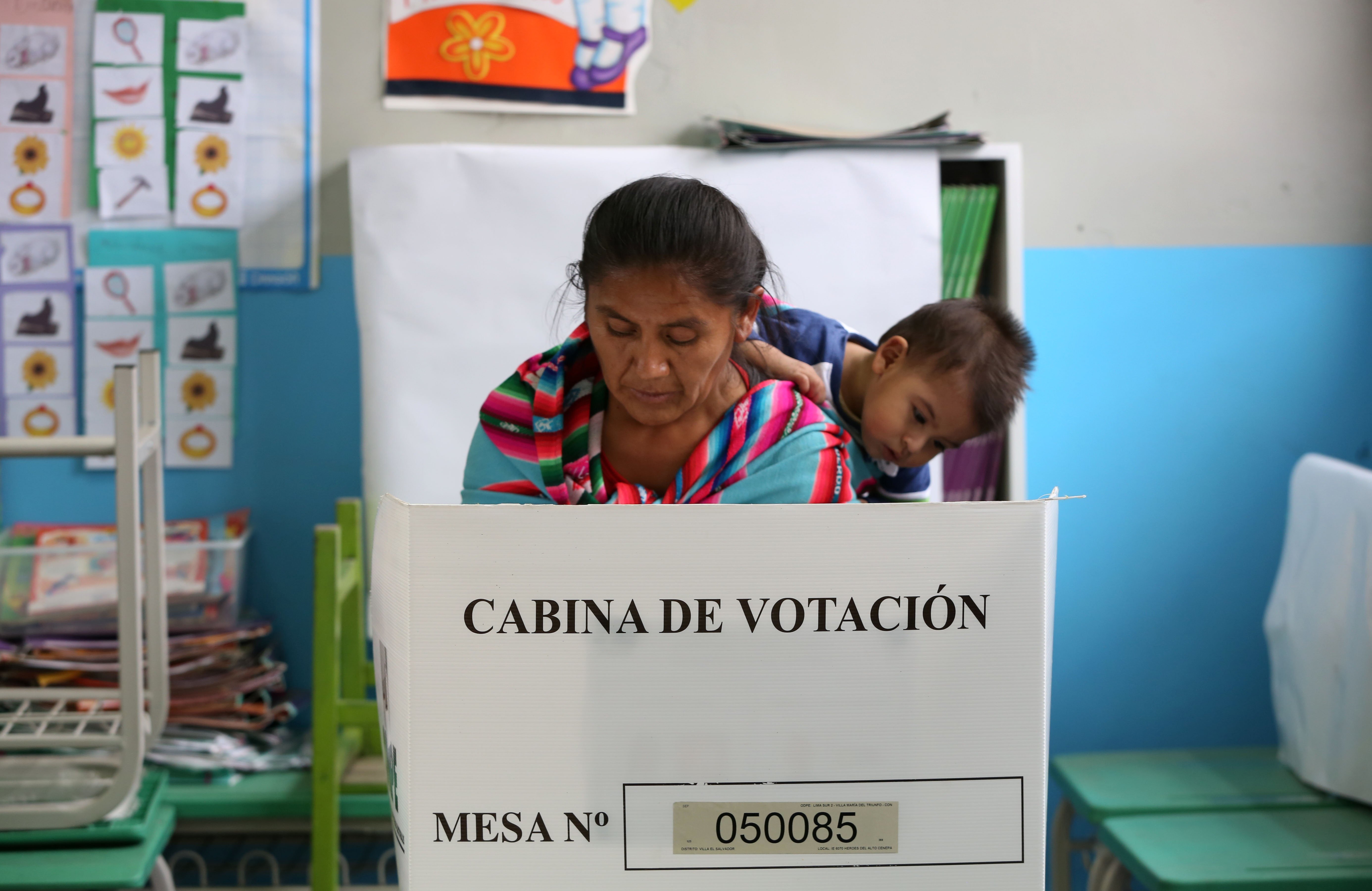 Σε θρίλερ εξελίσσεται η εκλογή του νέου προέδρου στο Περού