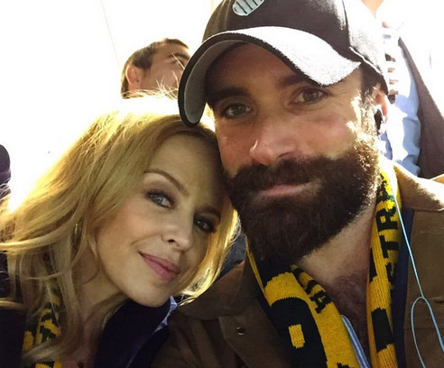 Μυστικός γάμος στη Σίφνο για την Κάιλι Μινόγκ;