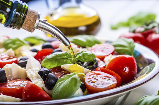 Χάστε κιλά με μεσογειακή διατροφή και όχι με δίαιτα λίγων λιπαρών