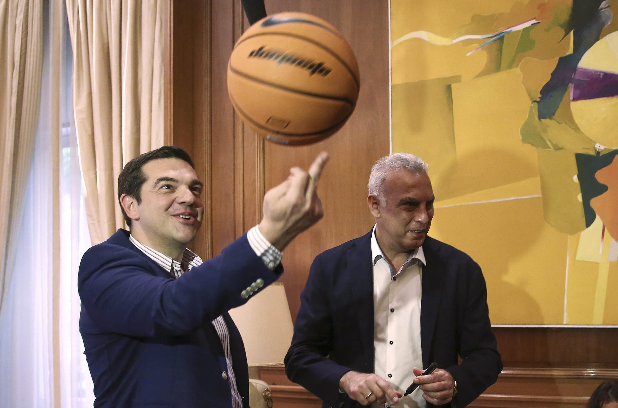 Τσίπρας και Γκάλης στο Μαξίμου για την ονοματοδοσία του ΟΑΚΑ