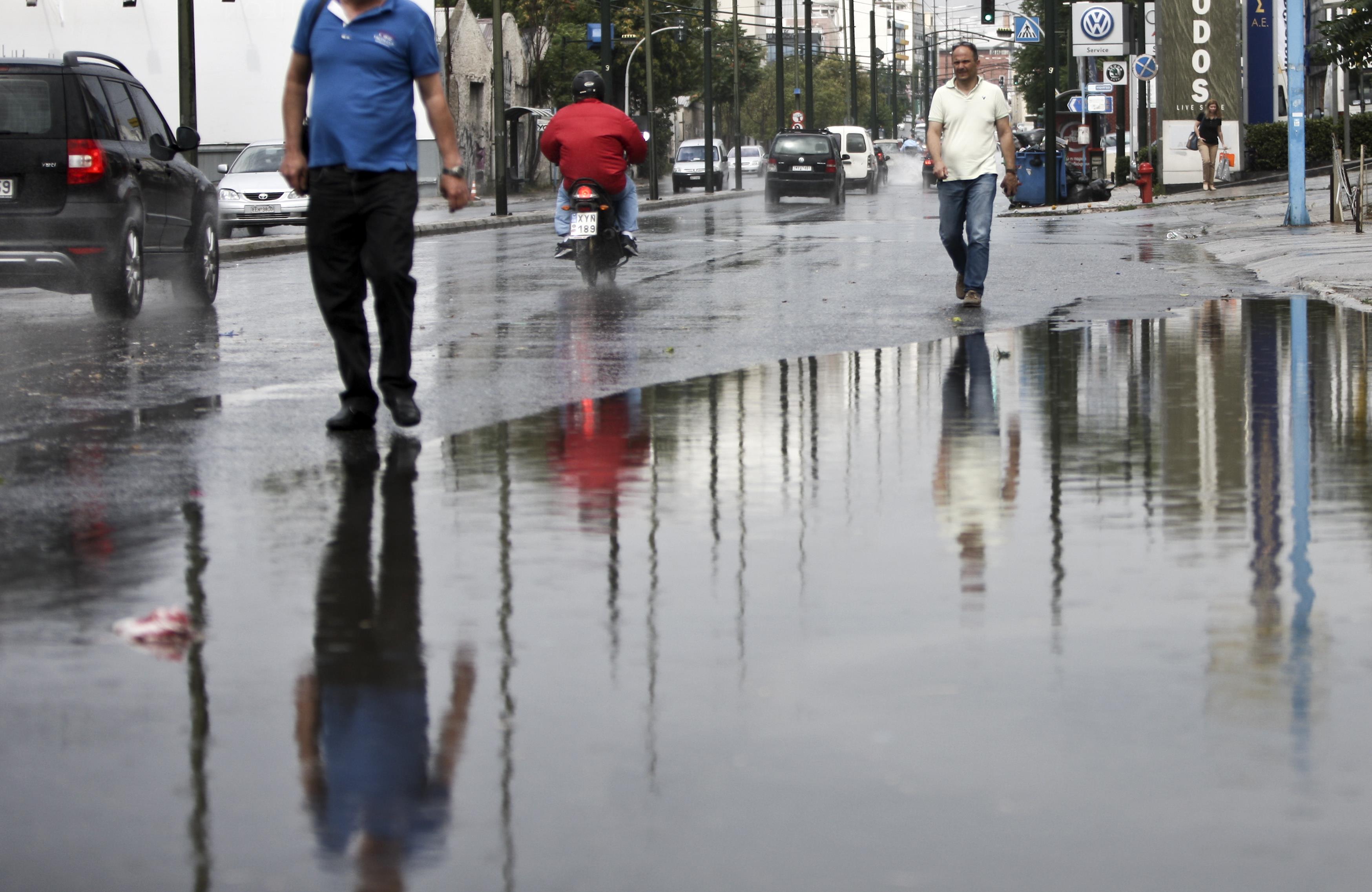 Πλημμύρες στα βόρεια προάστια της Αττικής από τη δυνατή νεροποντή