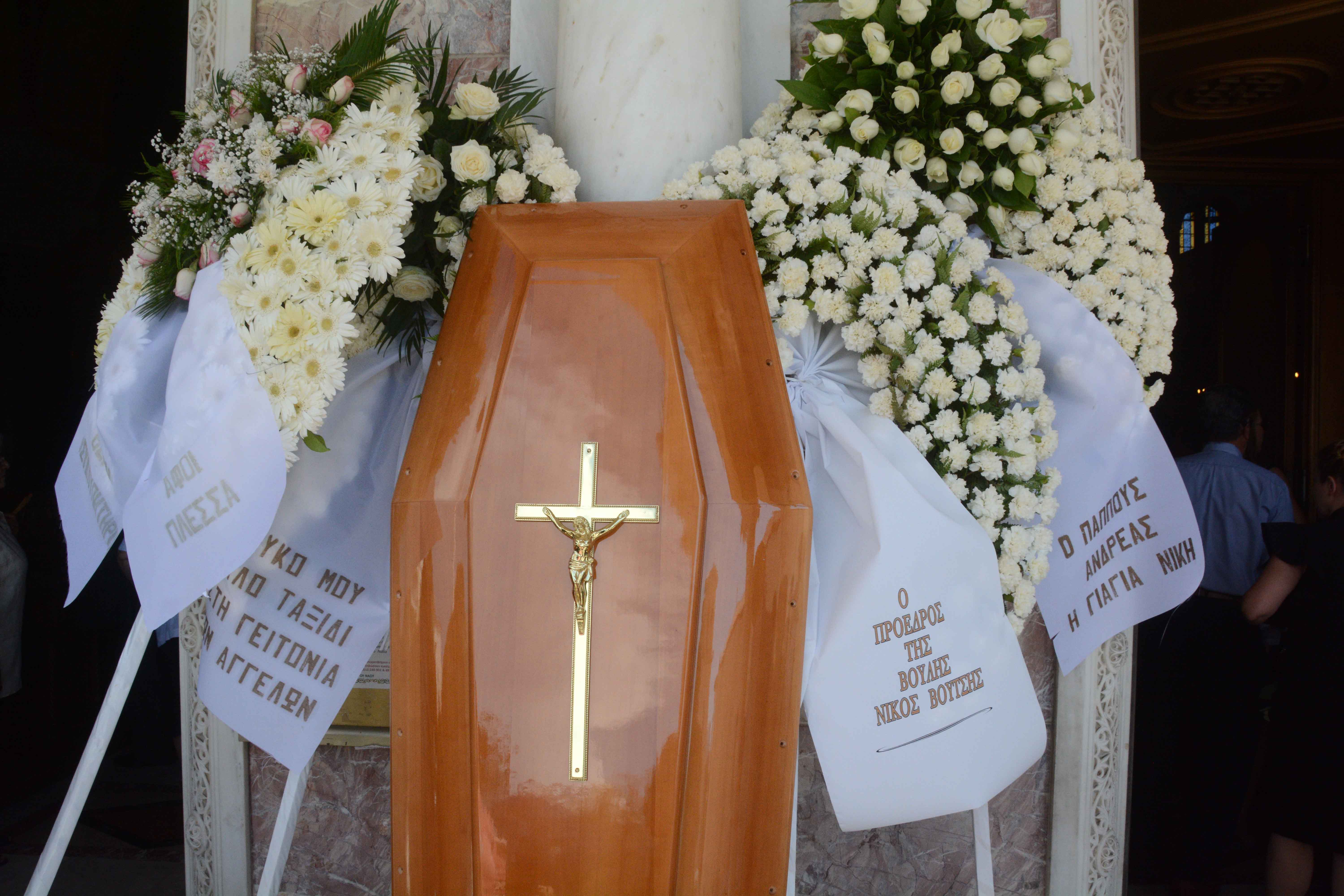 Σε κλίμα συγκίνησης το τελευταίο αντίο στην κόρη του Ν.Νικολόπουλου