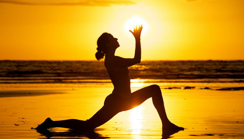 Sunset yoga πλάι στο κύμα