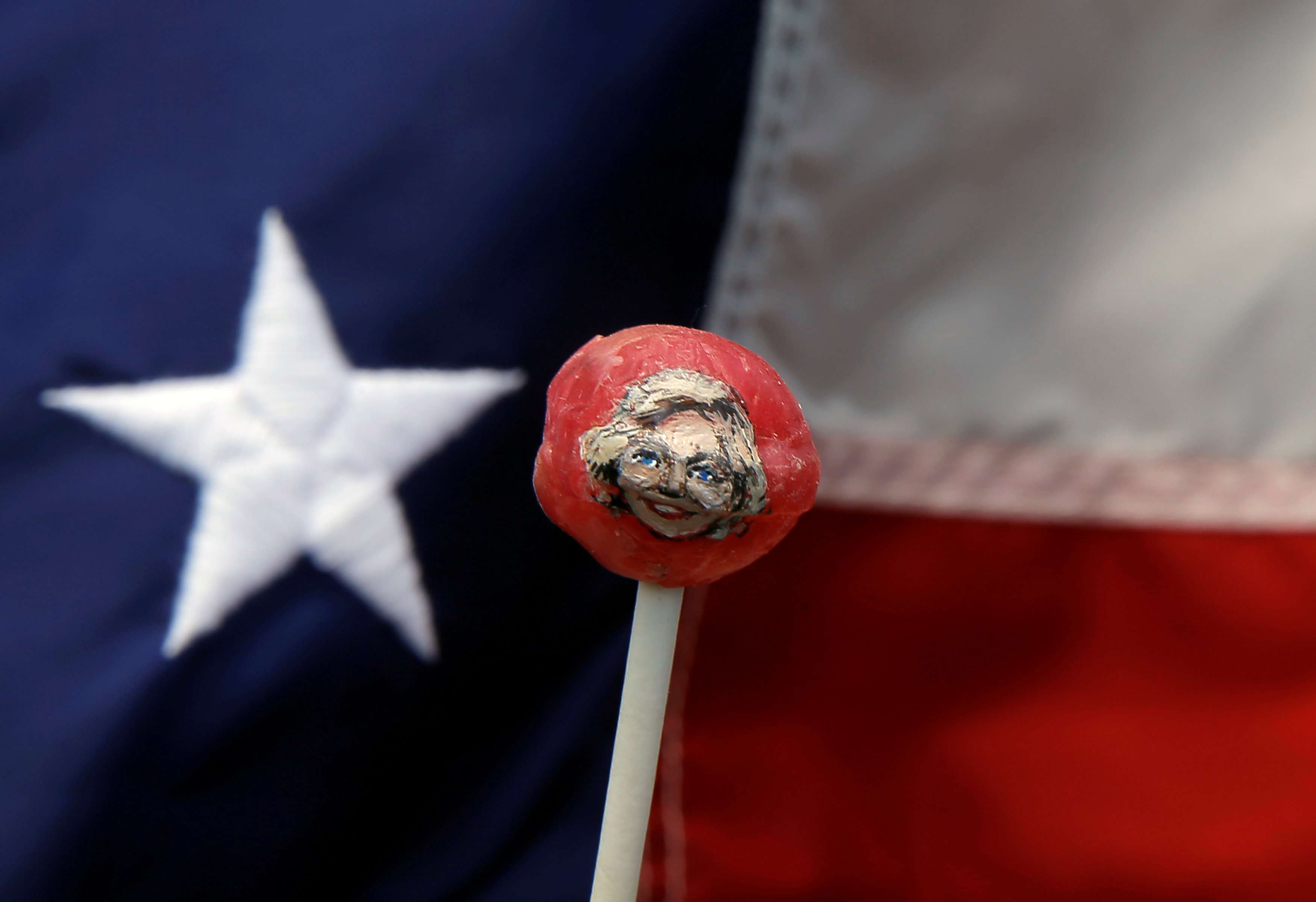 Νίκη Κλίντον στην τελευταία κάλπη, ευνοεί οριακά τον Τραμπ το μακελειό