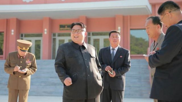 Με τσιγαράκι εμφανίστηκε (πάλι) ο ηγέτης της Β.Κορέας