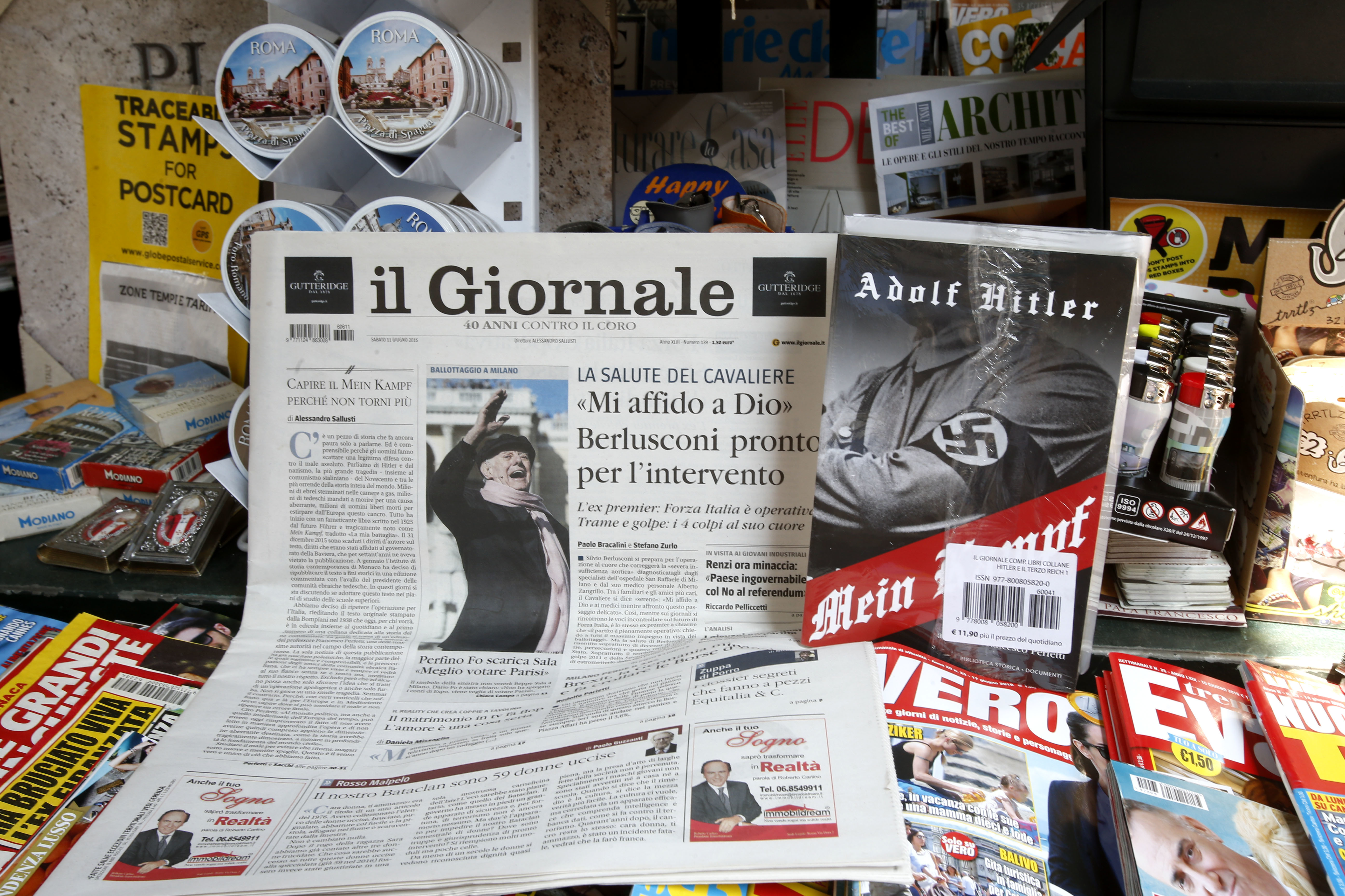To Mein Kampf... δώρο με ιταλική εφημερίδα, οργή από την πολιτική σκηνή
