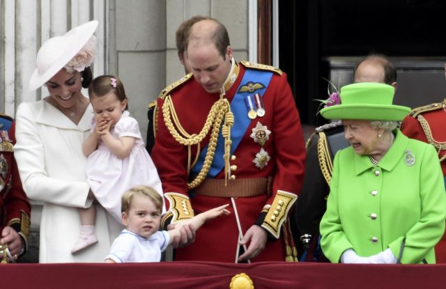 «Σήκω»: Όταν η βασίλισσα Ελισάβετ κάνει παρατηρήσεις σε διαδόχους