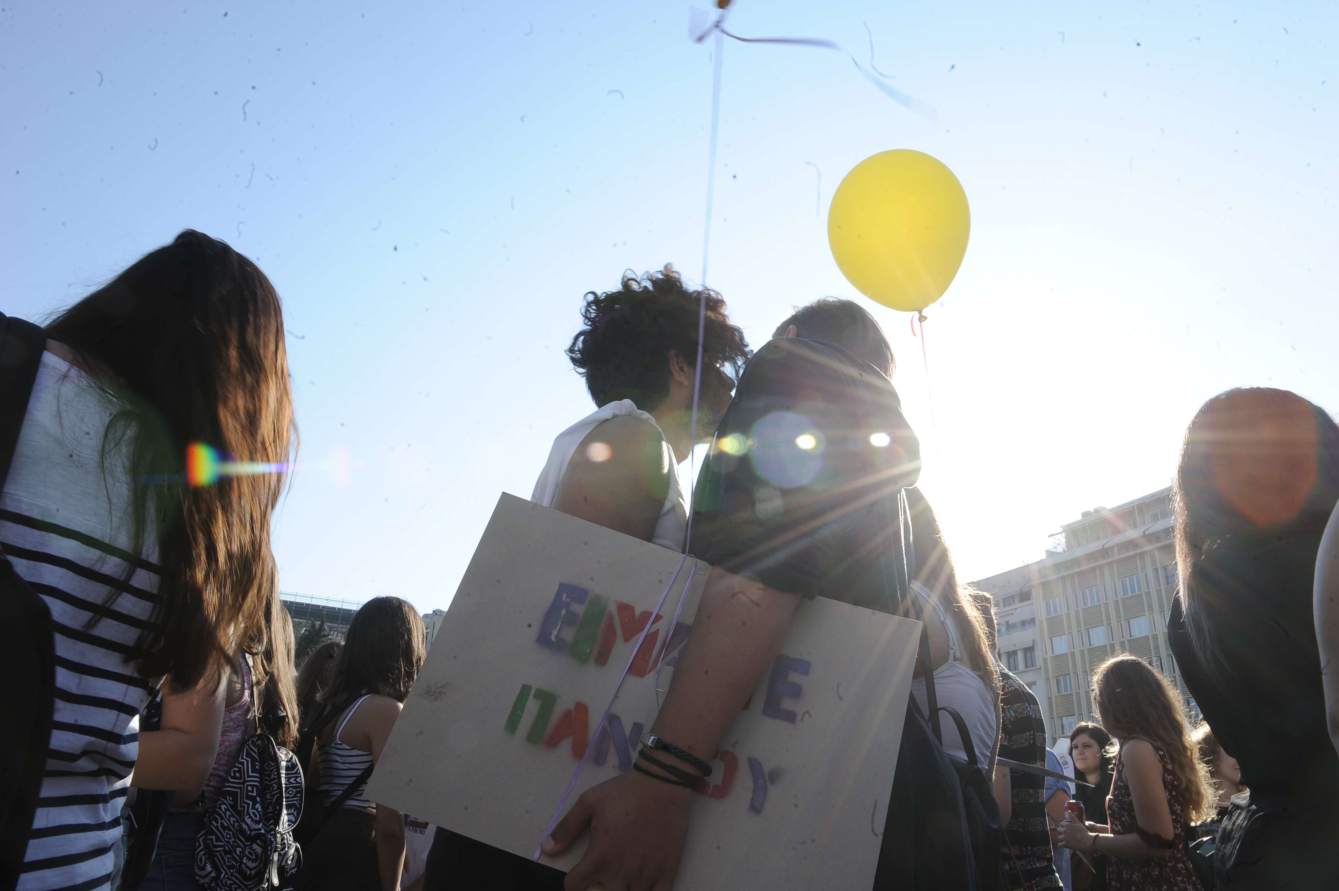 Πλήθος κόσμου στο Athens Pride στην Κλαυθμώνος