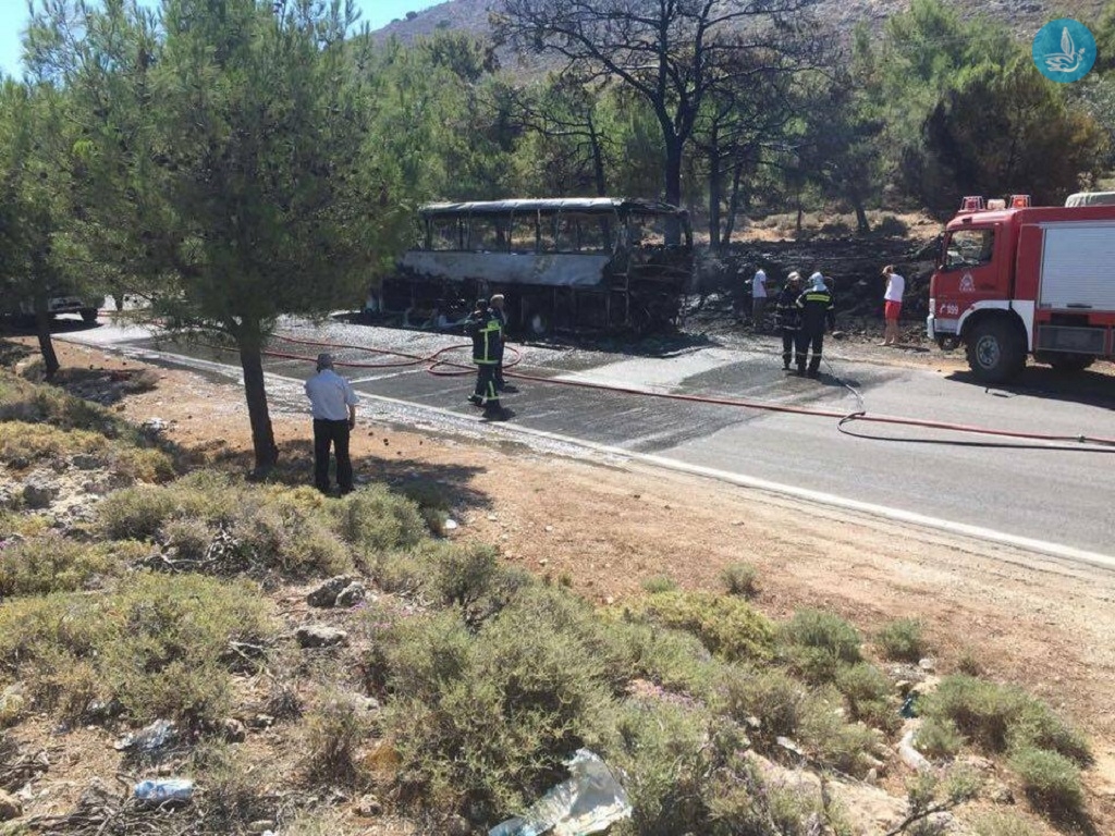 Στις φλόγες τουριστικό λεωφορείο στη Ρόδο