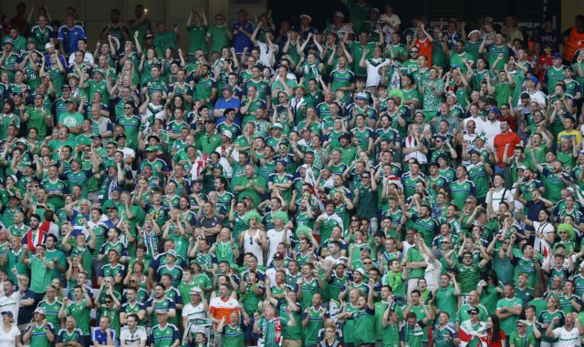 Νεκρός οπαδός της Βόρειας Ιρλανδίας από πτώση στην παραλία