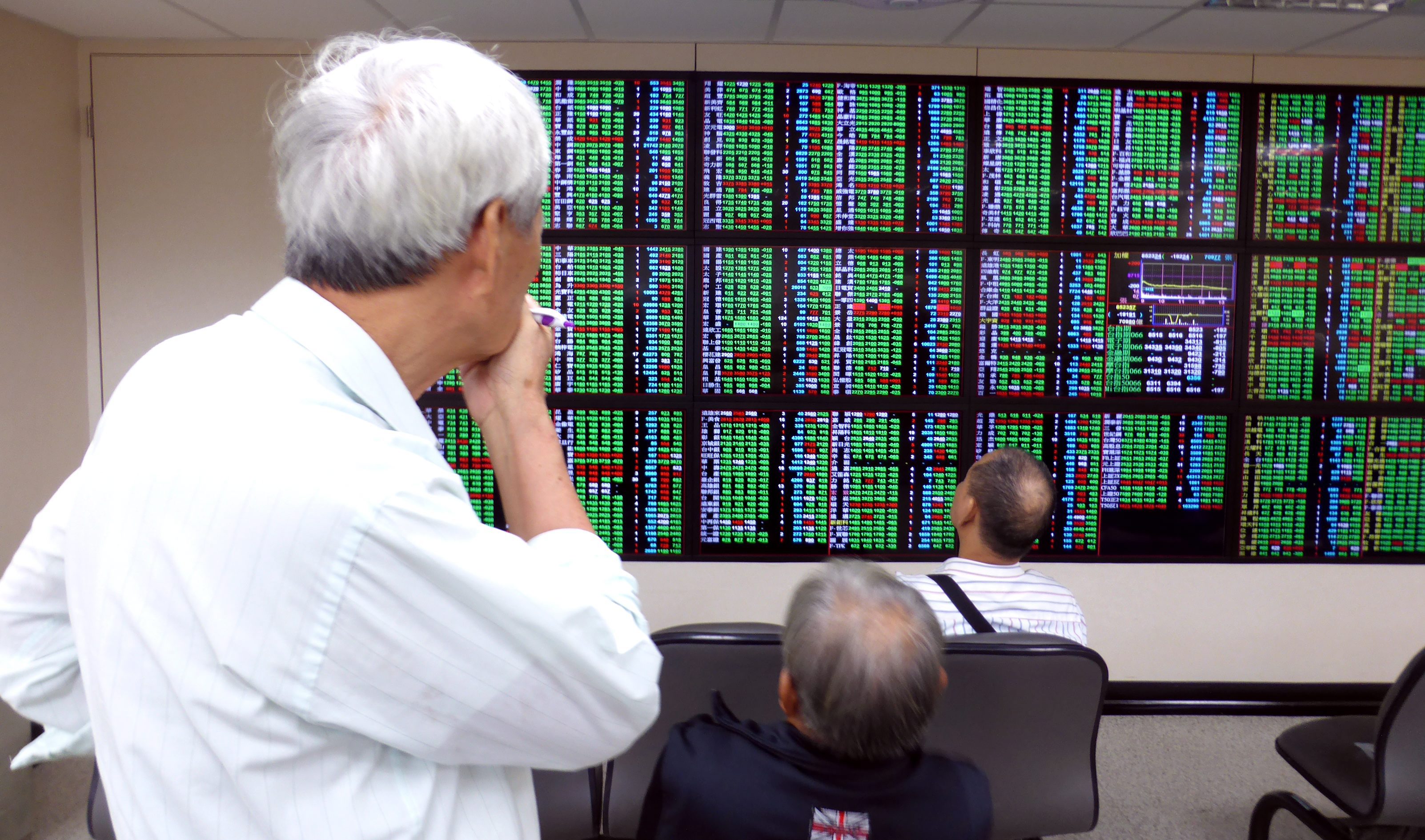 Στο πόδι βρετανοί χρηματιστές για τη μεγαλύτερη νύχτα μετά τη «Μαύρη Τετάρτη»