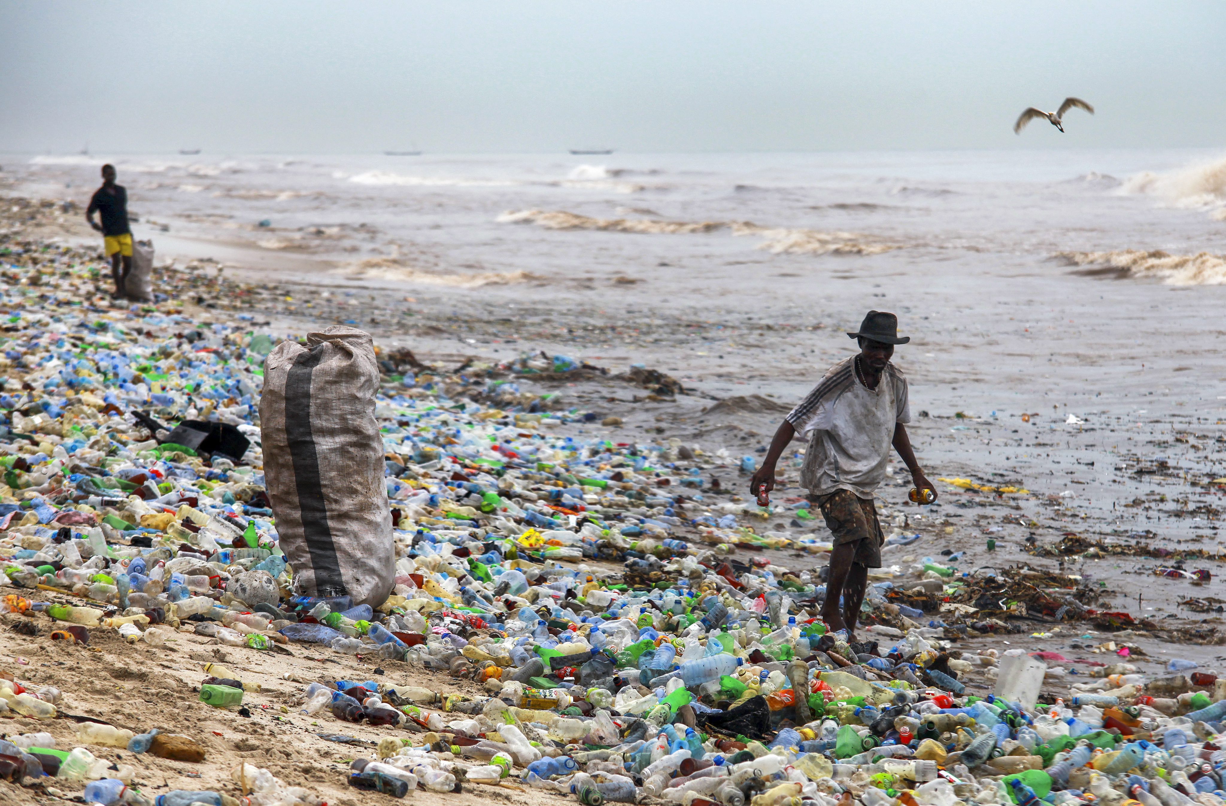 Θαυματουργοί καταλύτες μετατρέπουν τα πλαστικά σκουπίδια σε πετρέλαιο
