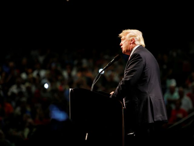 Ο Τραμπ λέει θα πιέσει για αυστηρότερο πλαίσιο για την οπλοκατοχή