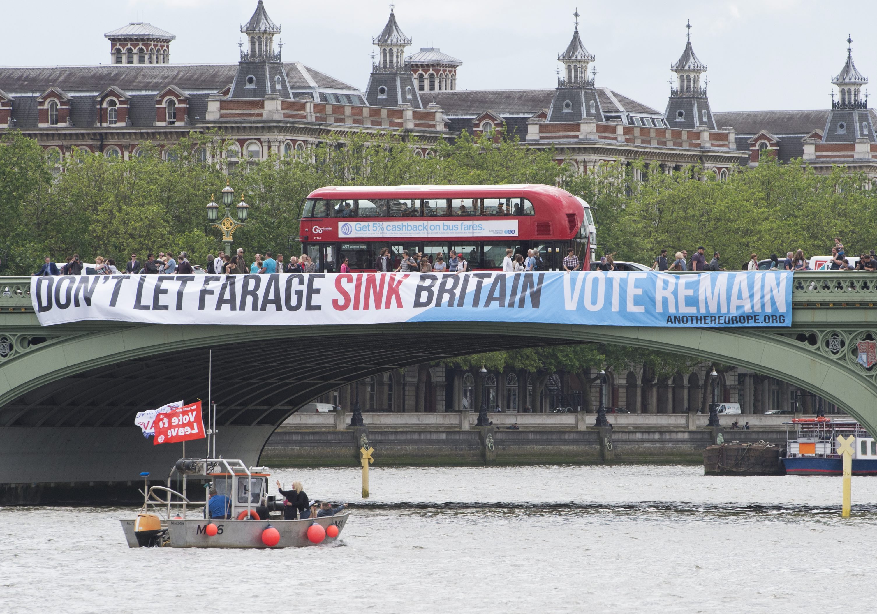 Προσβολές στον Τάμεση αντάλλαξαν Φάρατζ – Γκέντολφ για το δημοψήφισμα