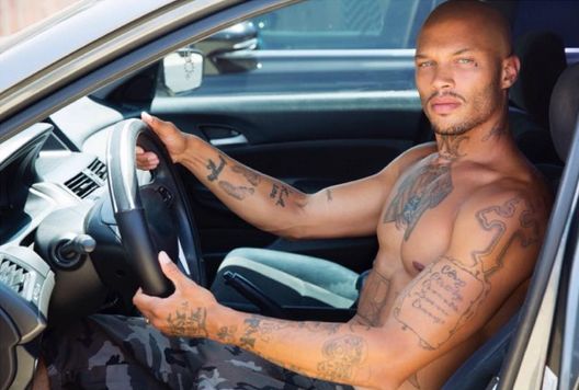 Από ληστής… μοντέλο: Ο Τζέρεμι Μικς υπέγραψε το πρώτο του συμβόλαιο