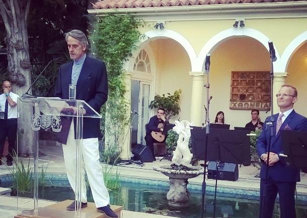 Ο Τζέρεμι Άιρονς στην Αθήνα για τα γενέθλια της βασίλισσας Ελισάβετ