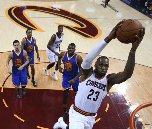 Συγκλονιστικός Λεμπρόν έστειλε τους τελικούς στο 7ο ματς