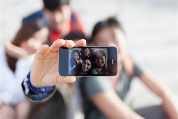 Δεκάδες δισεκατομμύρια selfies ανέβηκαν πέρυσι στο Διαδίκτυο