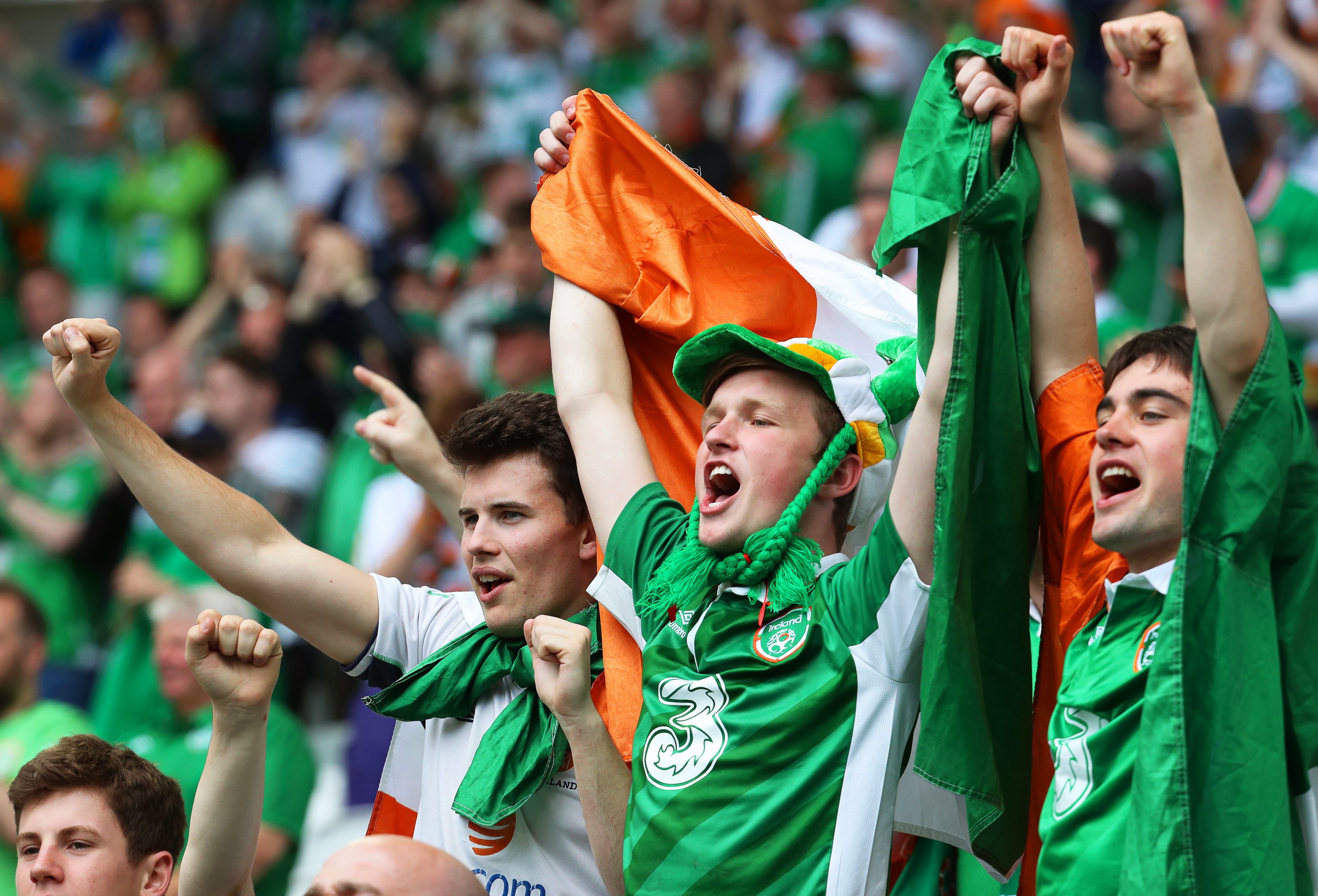 Ορδή ιρλανδών οπαδών λυγίζει μπροστά σε μωρό και αρχίζει το… νανούρισμα